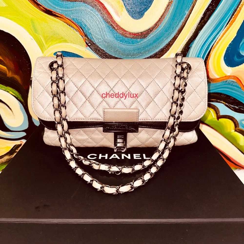 💃🏻♥️🥰Authentic Classic CHANEL Double Flap Rare Bicolor Medium Lambskin Bag